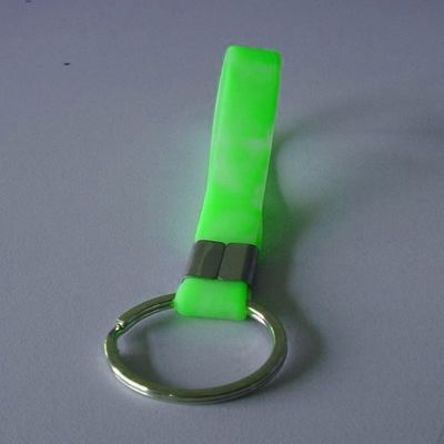 Κρεμαστά κοσμήματα προωθητικό Keychain, εξαρτήματα μετάλλων, χρώμα σιλικόνης 100% Pantone
