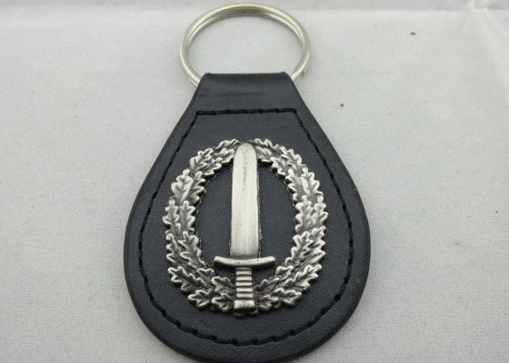 Εξατομικευμένο δέρμα Keychains με το τρισδιάστατο έμβλημα κραμάτων ψευδάργυρου, παλαιά ασημένια επένδυση ρίψεων κύβων